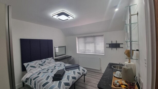 1 bedroom - Room-stylish Suites With Kitchenette 5 (St Albans)