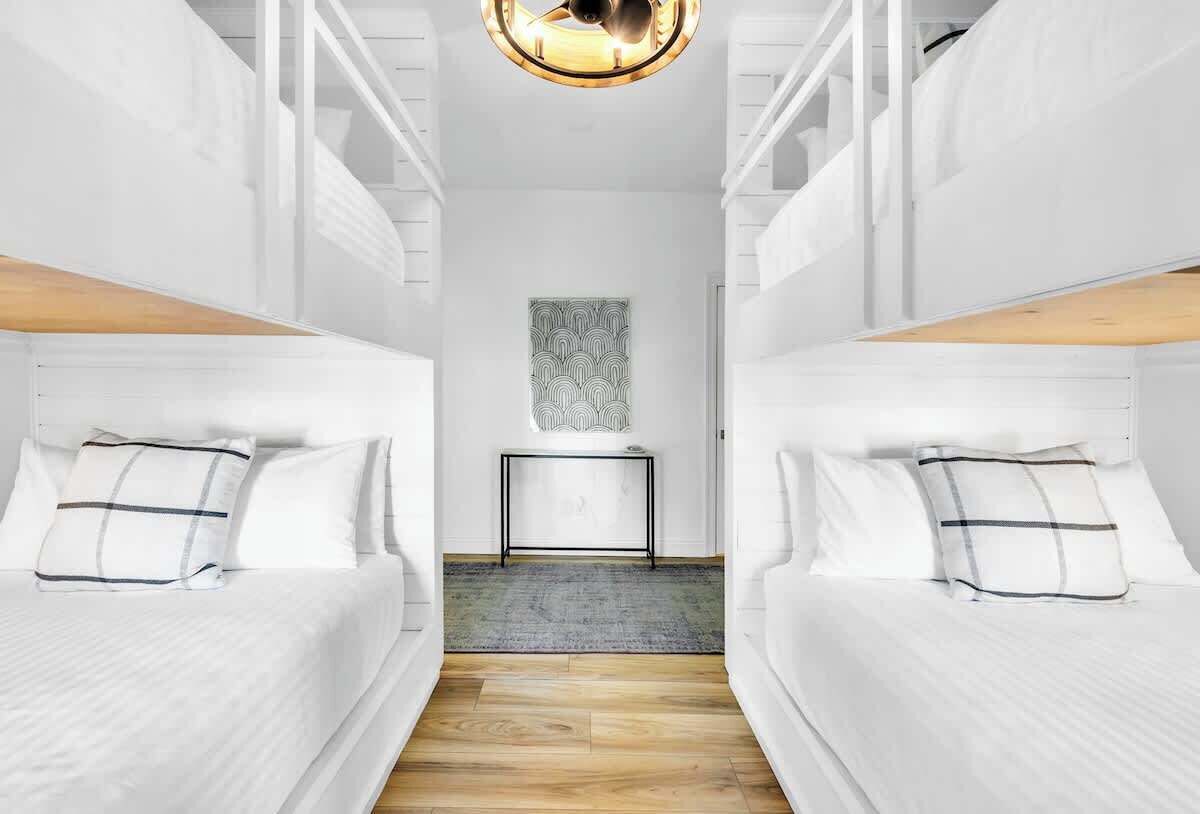 4 chambres, fer et planche à repasser, lit de bébé portatif