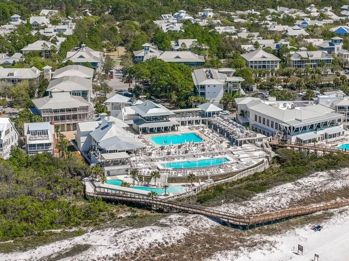 Un complexe hôtelier doté de plusieurs piscines, d’un accès direct à la plage et offrant une variété de styles architecturaux.
