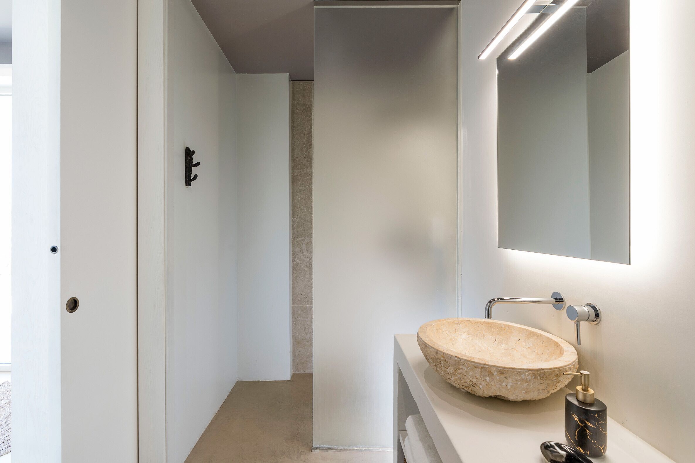 シャワー、ヘアドライヤー、タオル