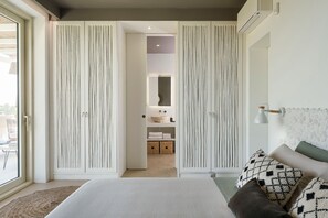 3 bedrooms, in-room safe, iron/ironing board, free WiFi