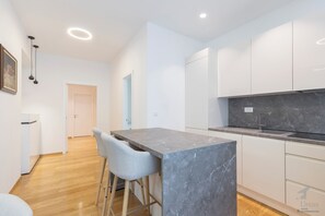 Fridge, microwave, oven, stovetop - New 2BDR apartment near the beach and the city center - Nettle tree apartment (Split)
