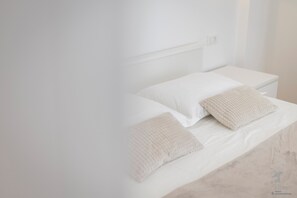 Desk, iron/ironing board, free WiFi, bed sheets - New 2BDR apartment near the beach and the city center - Nettle tree apartment (Split)
