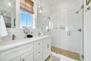 Shower, hair dryer, shampoo - Best Kept Seacrest by Stay on 30a (Seacrest Beach)