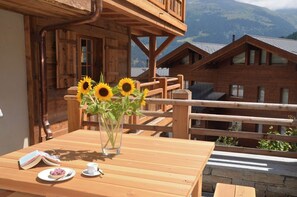 Outdoor dining - This modern 2 bedroom apartment, (sleeps 4), in the prestigious Adelaide development, is situated pe (Grimentz)