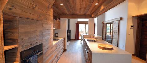 Ugn, spishäll och diskmaskin