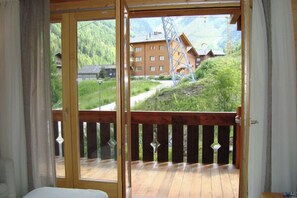Interior - Very comfortable 4 room apartment for max. 6 persons : Living room - kitchen with dishwasher, microw (Grimentz)