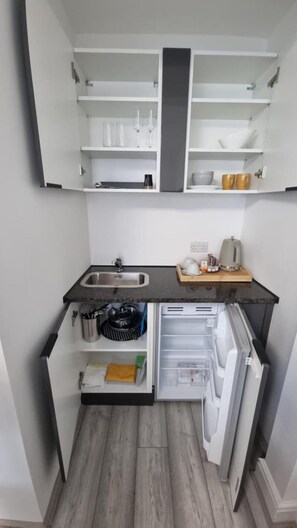 Room, 1 Bedroom, Smoking, Patio | Interior - Room-suite With Kitchenette 2 (St Albans)