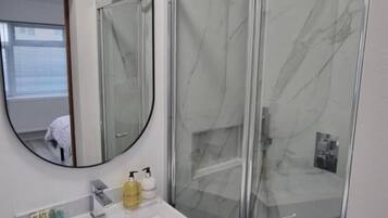 Room, 1 Bedroom, Smoking, Patio | Bathroom