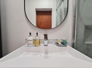 Room, 1 Bedroom, Smoking, Patio | Bathroom