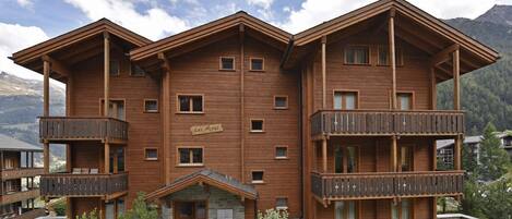 المنشأة من الخارج