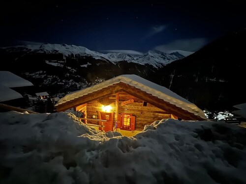 Sehr komfortables Chalet für 3-5 Personen : Wohnzimmer mit Schwedenofen - Küche mit Geschirrspülmasc