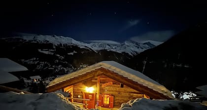 Sehr komfortables Chalet für 3-5 Personen : Wohnzimmer mit Schwedenofen - Küche mit Geschirrspülmasc