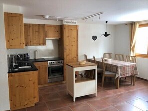 Stovetop, dishwasher - 4-room for 6 persons : Living room - kitchen with dishwasher and Nespresso coffee machine - 1 room w (Grimentz)