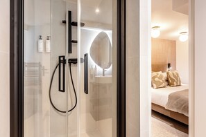 Small Double Room | Badrum | Gratis toalettartiklar, hårtork, tofflor och handdukar