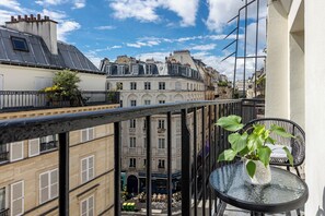 Family Room with Balcony | Balcón