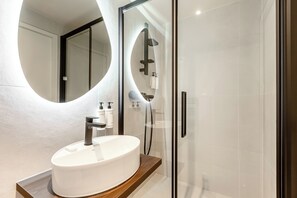 Top Floor Double Room - Partial stair access | Bathroom | Free toiletries, hair dryer, slippers, towels - Le White by Sweett (Paris)