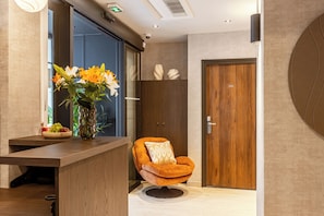 Reception - Le White by Sweett (Paris)
