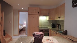 Una cocina con armarios de madera, una estufa y una encimera con una cesta.