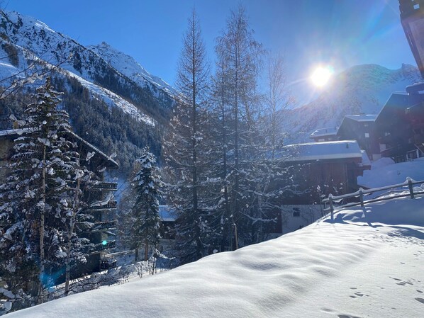A snow-covered mountain landscape with buildings and trees. - Very comfortable 4-room apartment for 6 persons : Living room - kitchen with dishwasher, Microwave a (Grimentz)