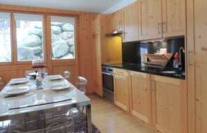 Fridge, oven, stovetop, dishwasher - Very comfortable 4-room apartment for 6 persons : Living room - kitchen with dishwasher, Microwave a (Grimentz)