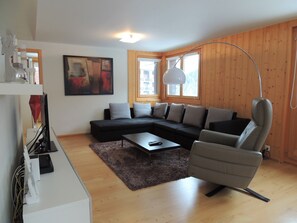 TV, DVD player - Very comfortable 4-room apartment for 6 persons : Living room - kitchen with dishwasher, Microwave a (Grimentz)