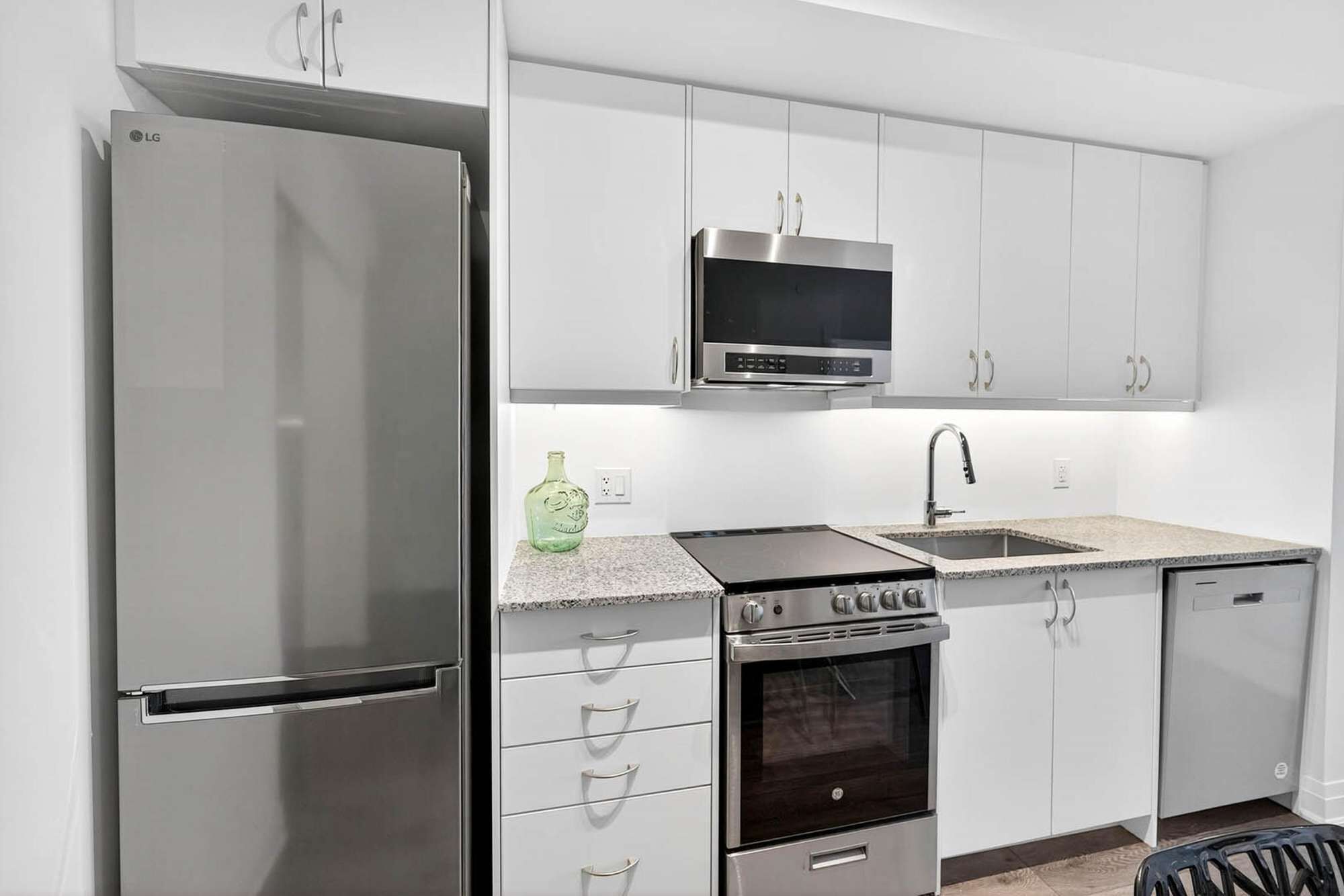 雪櫃、微波爐、焗爐、爐具