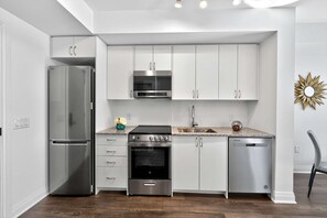 冰箱、微波炉、烤箱、炉灶