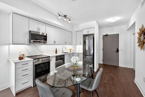 冰箱、微波炉、烤箱、炉灶