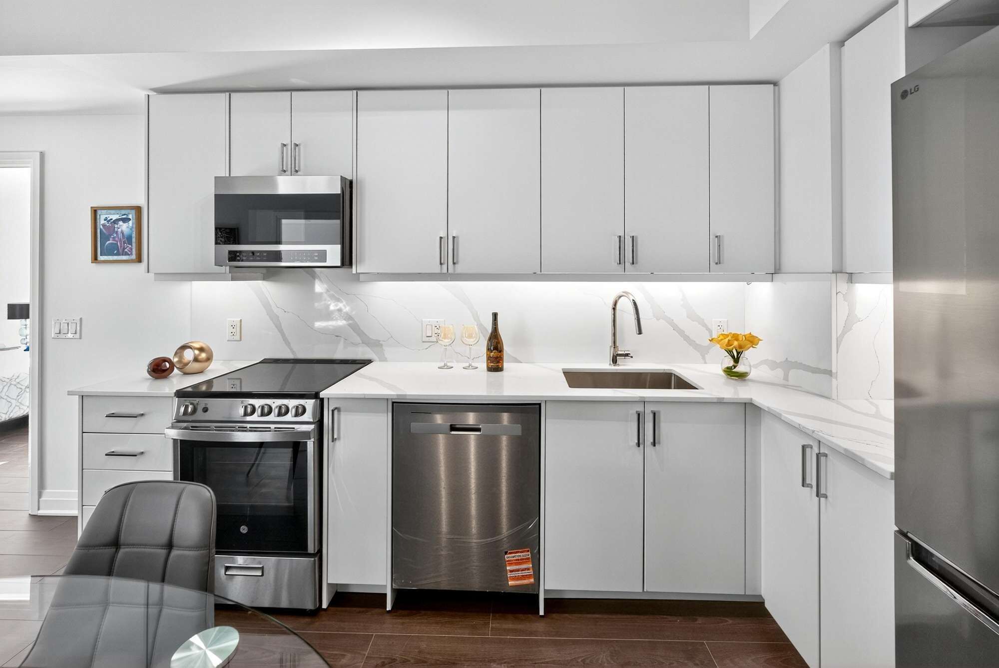 ثلاجة، ميكروويف، فرن، موقد طهي مسطح