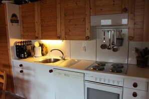Fridge, oven, stovetop, dishwasher - Comfortable 3 room apartment with gallery for 6 persons : Living room - kitchen with dishwasher - 1 (Grimentz)