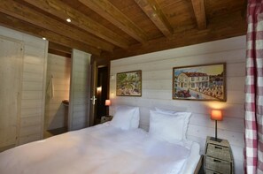 5 bedrooms, Internet - Very comfortable chalet with sauna for 8-10 persons : Living room with fireplace - kitchen with dish (Grimentz)