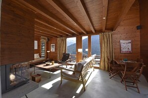 TV, fireplace, DVD player - Very comfortable chalet with sauna for 8-10 persons : Living room with fireplace - kitchen with dish (Grimentz)
