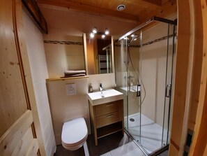 Chuveiro, secador de cabelo, sabonete, papel higiênico