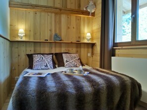 3 bedrooms, iron/ironing board, Internet, bed sheets - Clos des Songes, comfortable half chalet facing the Mont Blanc range (Chamonix-Mont-Blanc)