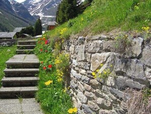 Property grounds - Comfortable chalet for 5 persons : Living room with fireplace - kitchen with dishwasher, microwave a (Grimentz)