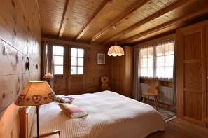 2 bedrooms, Internet - Comfortable chalet for 5 persons : Living room with fireplace - kitchen with dishwasher, microwave a (Grimentz)