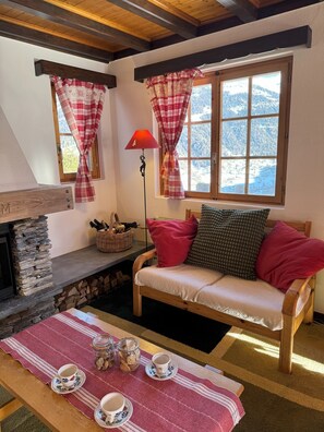 TV, fireplace, DVD player - Comfortable chalet for 5 persons : Living room with fireplace - kitchen with dishwasher, microwave a (Grimentz)