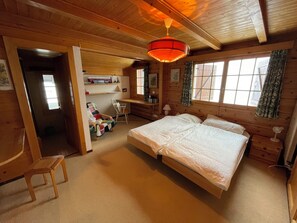 3 bedrooms, Internet - Large chalet close to the slopes for 8 people : Outside : Garage for two cars - Ground floor : 1 bed (Grimentz)