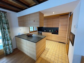 Microwave, oven, stovetop, dishwasher - Large chalet close to the slopes for 8 people : Outside : Garage for two cars - Ground floor : 1 bed (Grimentz)