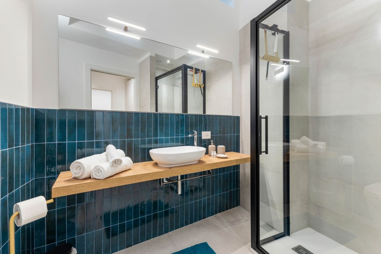Een douche, een haardroger, een bidet, handdoeken