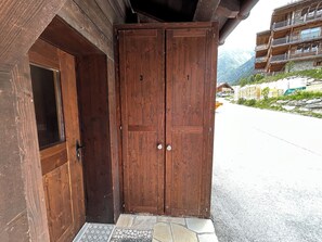 Exterior detail - Very comfortable 4-room apartment for 6 persons : Living room - kitchen with dishwasher and Nespre (Grimentz)