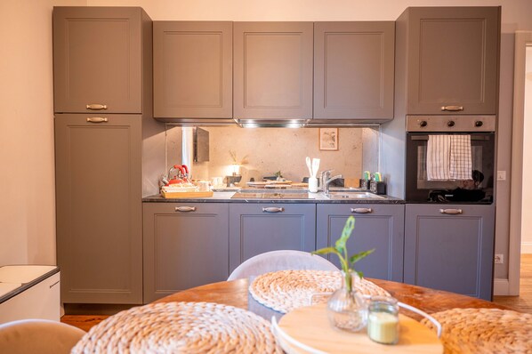 Kylskåp, mikrovågsugn, ugn och spishäll