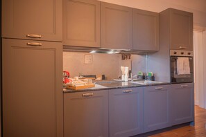 Kylskåp, mikrovågsugn, ugn och spishäll