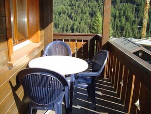 Outdoor dining - comfortable 3 room apartment for 5 persons : Living room with dishwasher, microwave and coffee-machi (Grimentz)