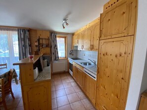 Fridge, microwave, oven, stovetop - comfortable 3 room apartment for 5 persons : Living room with dishwasher, microwave and coffee-machi (Grimentz)