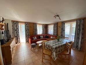 Dining - comfortable 3 room apartment for 5 persons : Living room with dishwasher, microwave and coffee-machi (Grimentz)