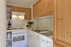 Kühlschrank, Ofen, Herdplatte, Geschirrspüler