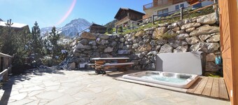 Chalet next to the slopes for 10 to 12 people with sauna and jacuzzi: 1 double bedroom with bathroom