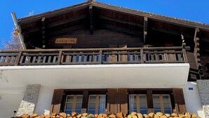 Un edificio in legno con un balcone e un cartello con su scritto "LA, Collina".